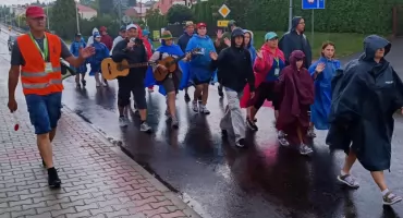 Pielgrzymka Przemyska w niedzielę nocuje koło Ropczyc i Sędziszowa