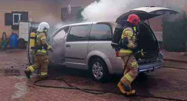 Pożar w Sędziszowie Małopolskim. Wieczorem strażacy gasili minivana