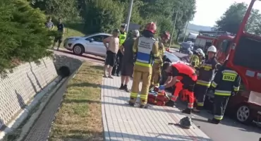 Wypadek na drodze wojewódzkiej w Broniszowie. Strażacy uwalniali zakleszczonych kierujących