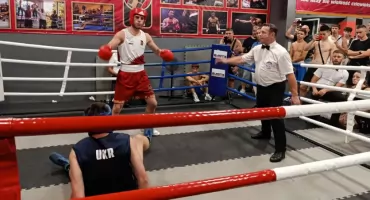 Szymek Koziński i Mateusz Mazur wracają z mieleckiej gali bokserskiej z tarczami