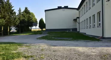 Wójtowi nie podobają się szkolne podwórka po termomodernizacjach