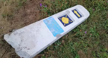 Przy krzyżu na Podlasku ktoś zniszczył znak szlaku św. Jakuba. Wypadek, czy celowe działanie?