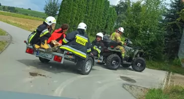 Do chorego w Brzezinach dotarli Vitarą strażaka. Do karetki wieźli na przyczepce zapiętej do quada