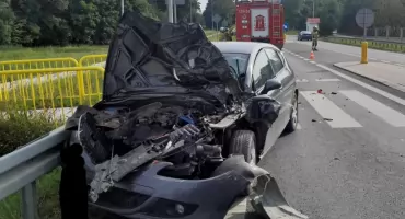 Kolizja na drodze krajowej w Ropczycach. Seat wjechał w iveco