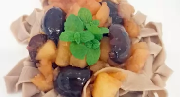 Tagliatelle czekoladowe  z karmelizowanymi śliwkami