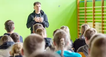 Raper przestrzegał uczniów przed nałogami