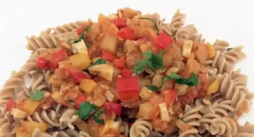 Warzywa z makaronem razowym