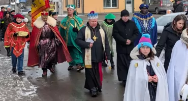 Wielopole Orszak Trzech Króli 2026: Tłumy mieszkańców, barwne widowisko i żywa szopka [RELACJA, ZDJĘCIA]