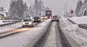 Zimowa aura w powiecie. Śnieg i wiatr powodują zawiewanie dróg [AKTUALIZACJA]
