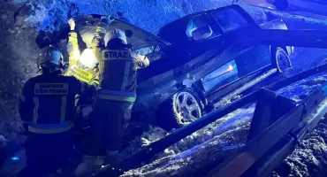 Kolizja na obwodnicy Sędziszowa Małopolskiego. Dodge Ram przebił bariery i wpadł do rowu