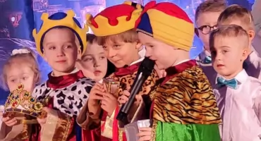 Magia świąt wciąż żywa. Rodzinne kolędowanie w Przedszkolu im. Wandy Chotomskiej w Kozodrzy
