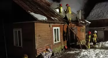 Pożar domu w Nawsiu. Nocna akcja strażaków