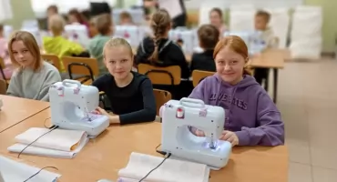 Ropczyce: od nitki do kłębka szczęścia. Niezwykła lekcja krawiectwa w SP nr 1