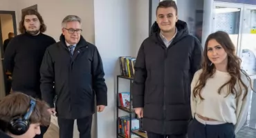 Ropczycka młodzież w akcji! Od ładowarek na dworcu po promocję WOŚP