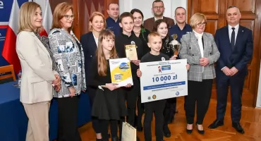 Szkoła Podstawowa nr 1 w Ropczycach najlepsza na Podkarpaciu. Laureaci odebrali nagrody