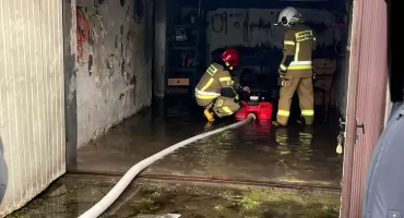 Woda z roztopów uwięziona na posesjach. Interwencja OSP Krzywa i Sędziszów Młp.
