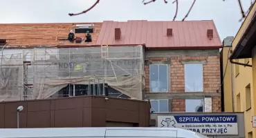 Szpital Sędziszów rozbudowa: Dekarze wrócili na dach, a Voxel przejmuje parter ZDJĘCIA