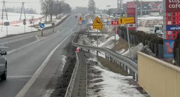 Chodnik przy DK94 w Sędziszowie Małopolskim. Czy ta lokalizacja ma sens?