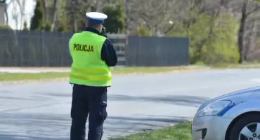 Przez Wolę Ociecką pędził drogowy recydywista. Słony rachunek za brawurę
