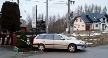 Kolizja w Nawsiu: Toyota zderzyła się z ciężarówką