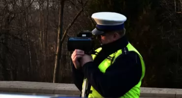 Ocieka. Pirat Drogowy jechał 137 km/h w terenie zbudowanym. Ma tylko 19. lat