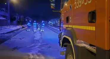 Strażacy wieczorem w czwartek usuwali plamę oleju w Zagorzycach Górnych. Utrudnienia przy Lewiatanie