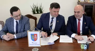 Powiat i ZOZ podpisały umowę o przekazaniu drugiej transzy z 7 mln zł wkładu własnego na rozbudowę szpitala