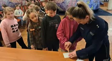 Sędziszów Małopolski: bezpieczne ferie z mundurowymi. Policjantki odwiedziły dom kultury