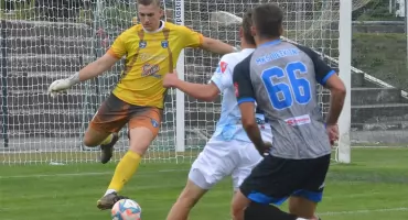 Błękitni wracają do gry! Czy nowe twarze pomogą utrzymać IV ligę w Ropczycach?