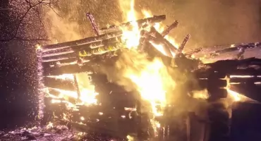 Nocny pożar w Szkodnej. Spłonęła stodoła, w akcji cztery jednostki straży