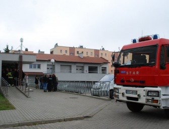 Ewakuacja komendy policji w Ropczycach