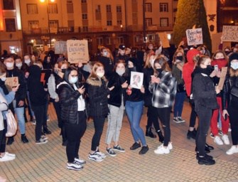 Kobiety po jednej stronie ulicy, kontrmanifestanci po drugiej. Protest w Ropczycach – ZDJĘCIA