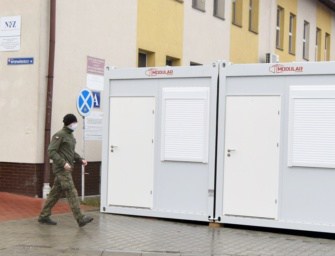 Przed szpitalem w Sędziszowie wyrosły kontenery.  Ci co czekają przed wejściem mają mieć cieplej