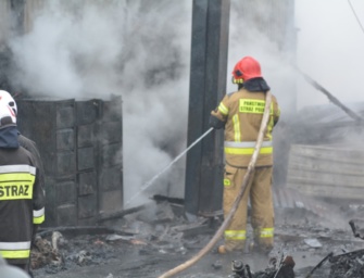 Strażacy gaszą pożar garażu w Będzienicy.  W piątek rano spłonął budynek i stojący w nim samochód osobowy