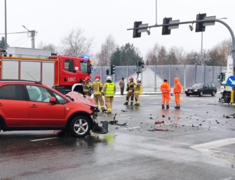 Zderzenie samochodów na obwodnicy Ropczyc. Pasażerka trafiła do szpitala [ZDJĘCIA]