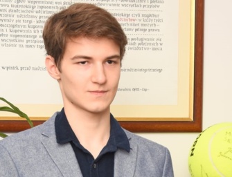 Antoni Kozak z nagrodą od burmistrza. Za wicemistrzostwo w szachach