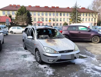 Pożar samochodu osobowego pod Biedronką w Ropczycach. Nie ma rannych, kierowca szybko się ewakuował FOTO, VIDEO