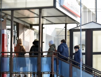 Klient złości się na bank w Sędziszowie przy Fabrycznej: Cały czas kolejki, nie da się tam wejść