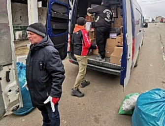 Sędziszów Małopolski pomaga miastu partnerskiemu z Ukrainy. Prawie 2,5 tony darów przeładowane na przejściu granicznym
