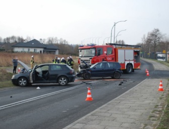 Koło wiaduktu w Ropczycach zderzyły się dwa auta. Kierowca trafił do szpitala