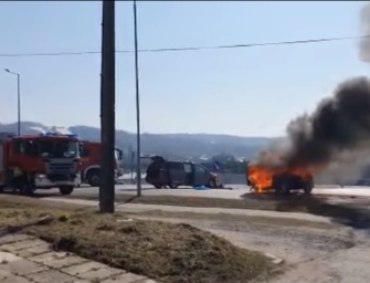 W Ropczycach płonie samochód, zablokowana ulica Grunwaldzka przy Lagunie