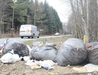 Masa odpadków na drodze Lubzina-Okonin. Kierowcy zamieniają tą trasę w śmietnik