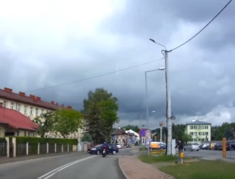 Niebezpieczna sytuacja na ul. Witosa w Ropczycach. Dzięki nagraniu z kamerki policja ukarała kierującą fordem
