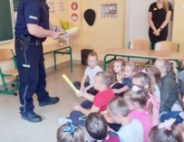 Policjanci uczą dzieci bezpieczeństwa