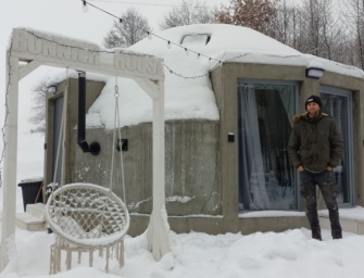 W Niedźwiadzie stoi nietypowy domek wypoczynkowy. Wybudowała go jedna osoba